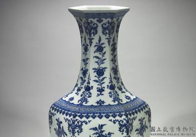 图片[2]-Hexagonal vase with floral decoration in underglaze blue, Qing dynasty, Qianlong reign (1736-1795)-China Archive